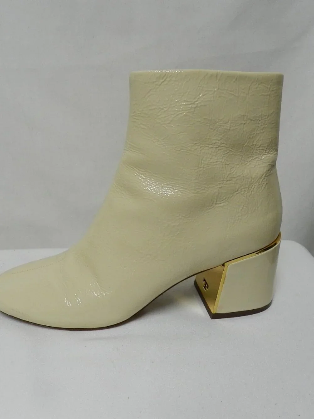 Tory Burch Juliana Patent Leather ankle zip boots cream w/ Gold trim Size Sz 8.5